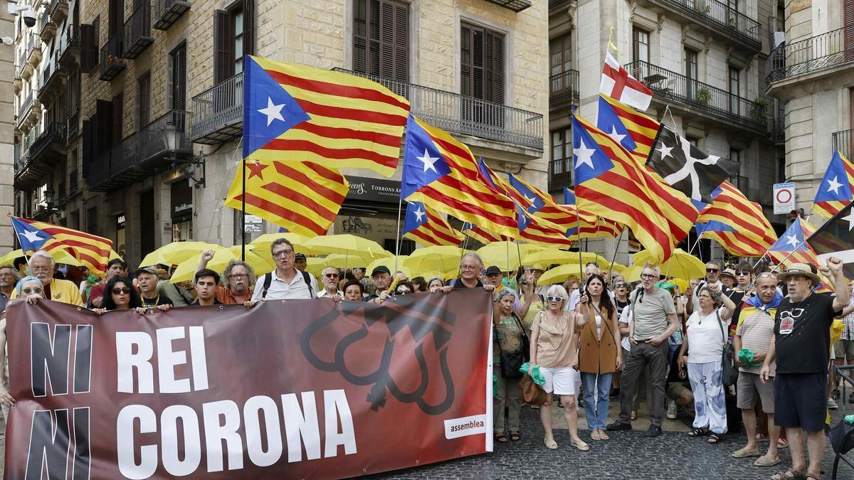 Les imatges de la protesta contra la visita de Felip VI pels premis Princesa de Girona