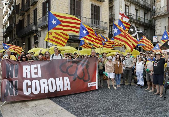 Les imatges de la protesta contra la visita de Felip VI pels premis Princesa de Girona