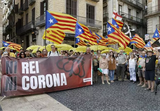 Les imatges de la protesta contra la visita de Felip VI pels premis Princesa de Girona
