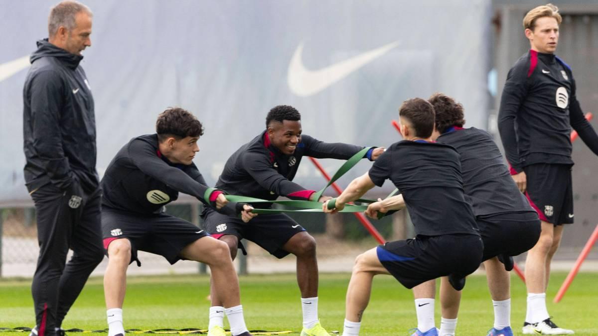 Flick sigue atentamente un entrenamiento del Barça