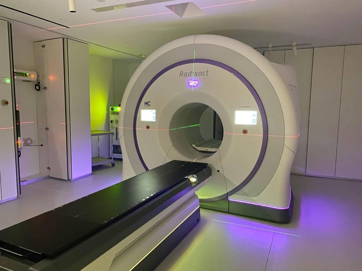 HC Marbella tiene el primer acelerador de tomoterapia de España que rastrea el tumor en tiempo real gracias al sistema Synchrony