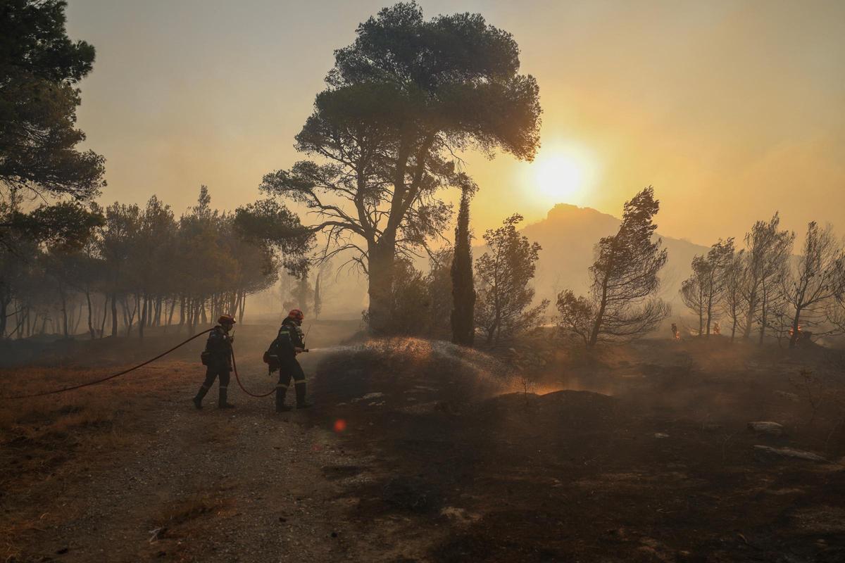 Dos grandes incencios cerca de Atenas obligan a evacuar a miles de personas