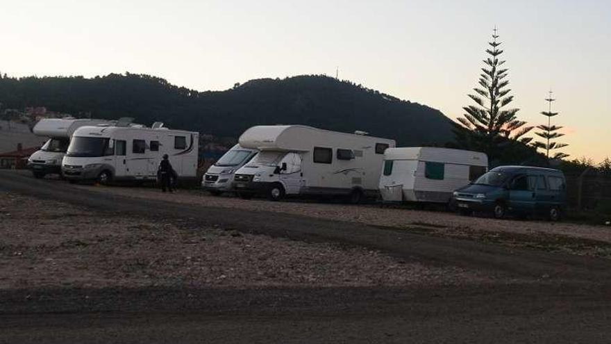 Autocaravanas aparcadas, ayer, en terrenos de la UA-5. // G.Núñez