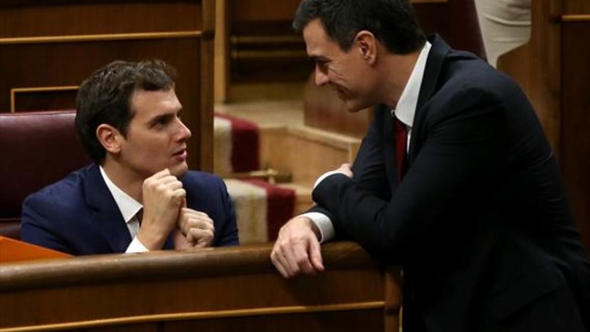 Albert Rivera y Pedro Sánchez conversan en el hemicio del Congreso de los Diputados, en la sesión constitutiva de las Cortes, el miércoles pasado.