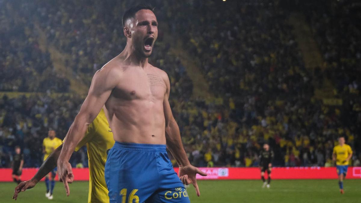 Florin Andone celebra el tercer tanto.