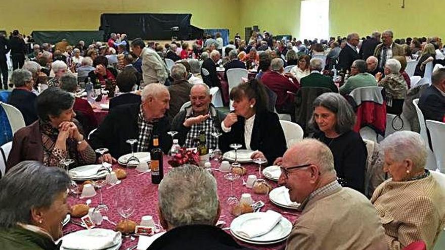 Participantes en la comida que se celebró ayer en Coirós.