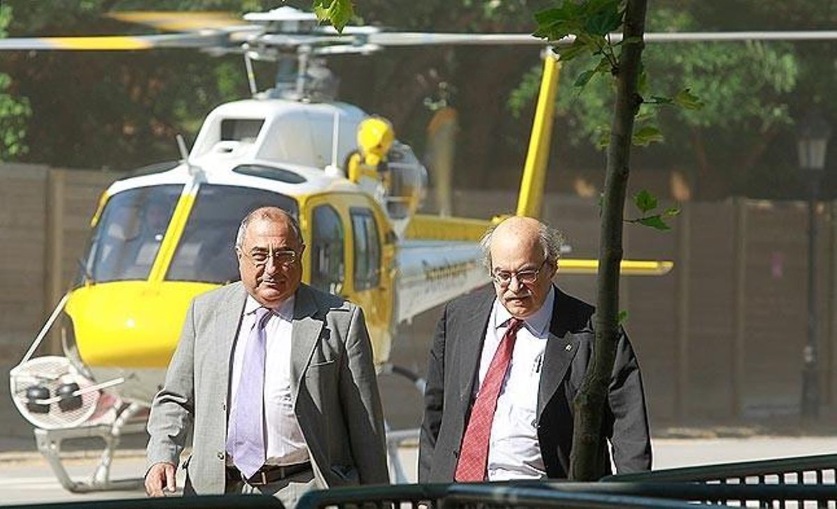 El conseller d’Economia, Andreu Mas-Colell, i el president del Grup Socialista al Parlament, Joaquim Nadal, arriben en helicòpter a la Cambra.