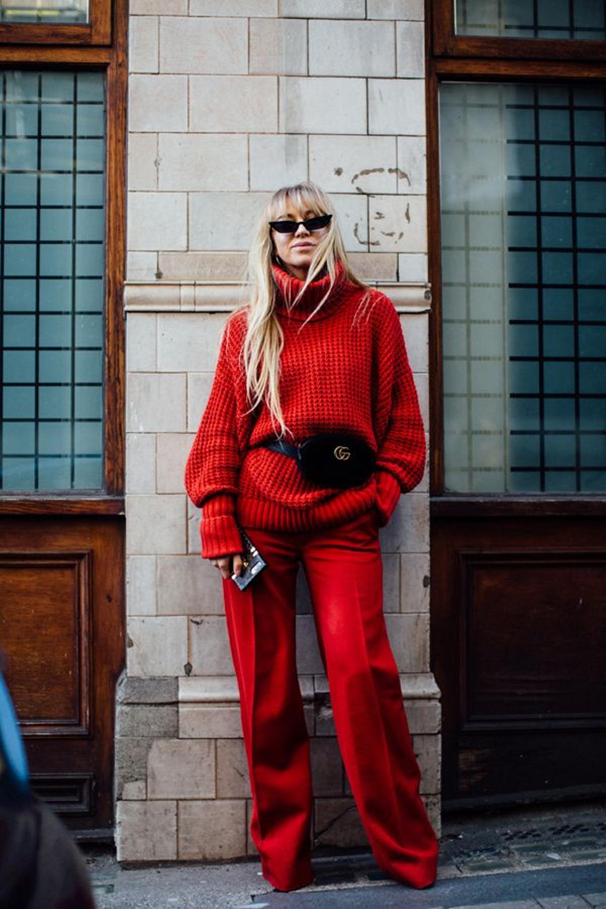 'Total red' combinado con riñonera negra de Gucci en el 'street style' de Londres