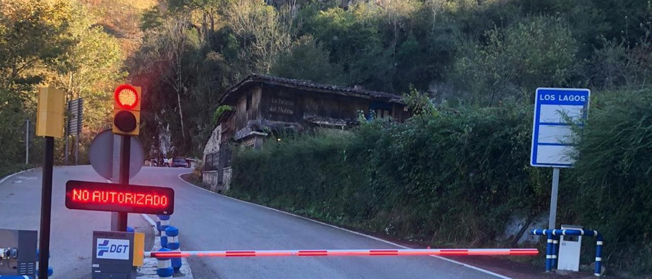 La barrera bajada en el acceso a los Lagos, el lunes.