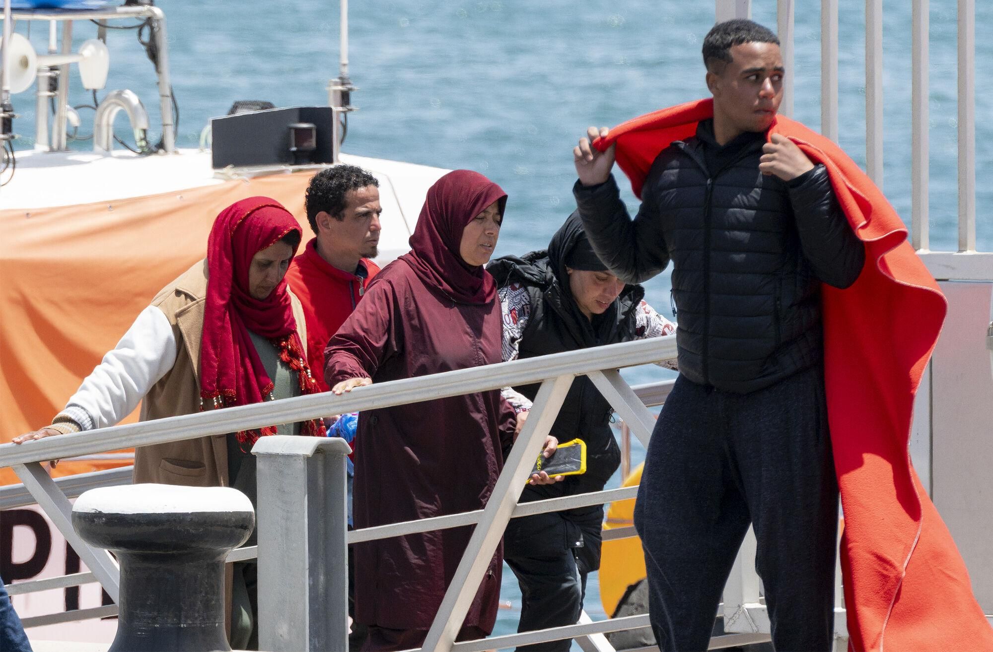 Una mujer sin piernas, entre las 38 personas rescatadas de una neumática cerca de Lanzarote
