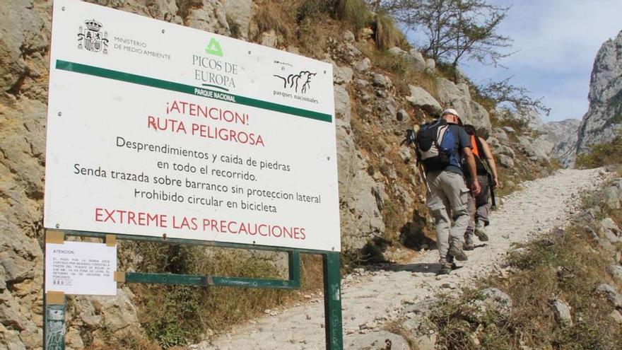 Dos senderistas inician la ruta del Cares en las inmediaciones de Poncebos (Cabrales), en una imagen de archivo. | Ramón Díaz