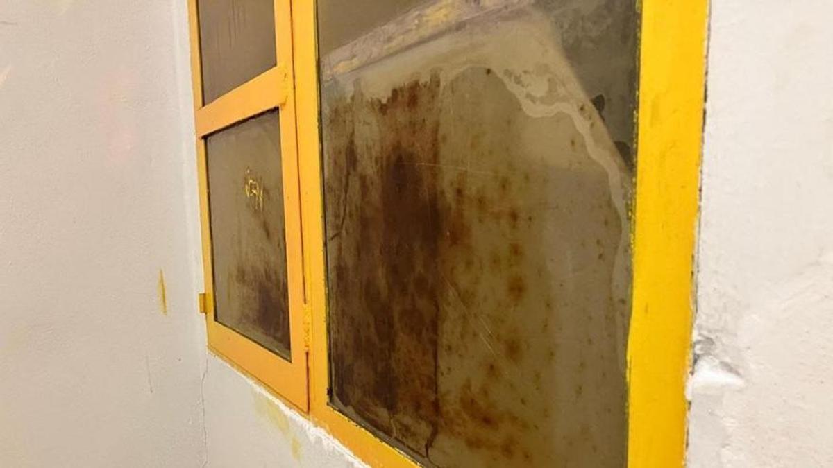 Una vidriera en un centre de menors