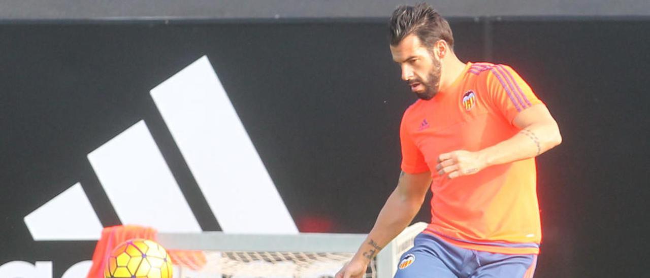 Álvaro Negredo ayer por la mañana cuando lanzaba un balón.