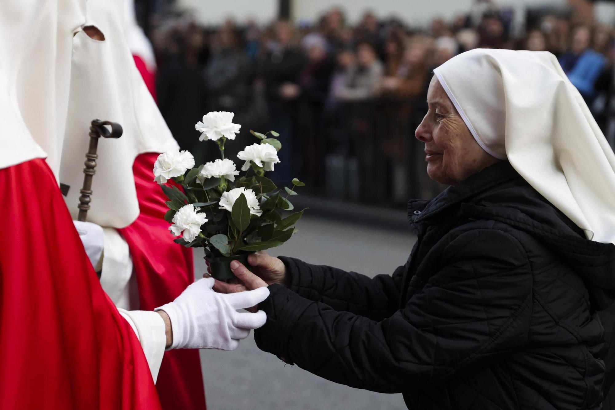"Toda su vida fue maltratado y finalmente alguien miraba por él": las fotos de la procesión de Jesús Cautivo en Oviedo