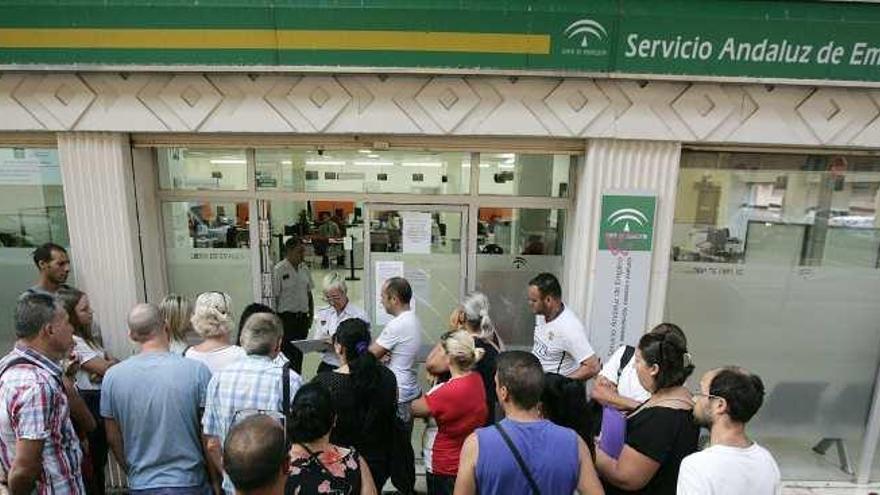 Ciudadanos en una oficina del SAE.