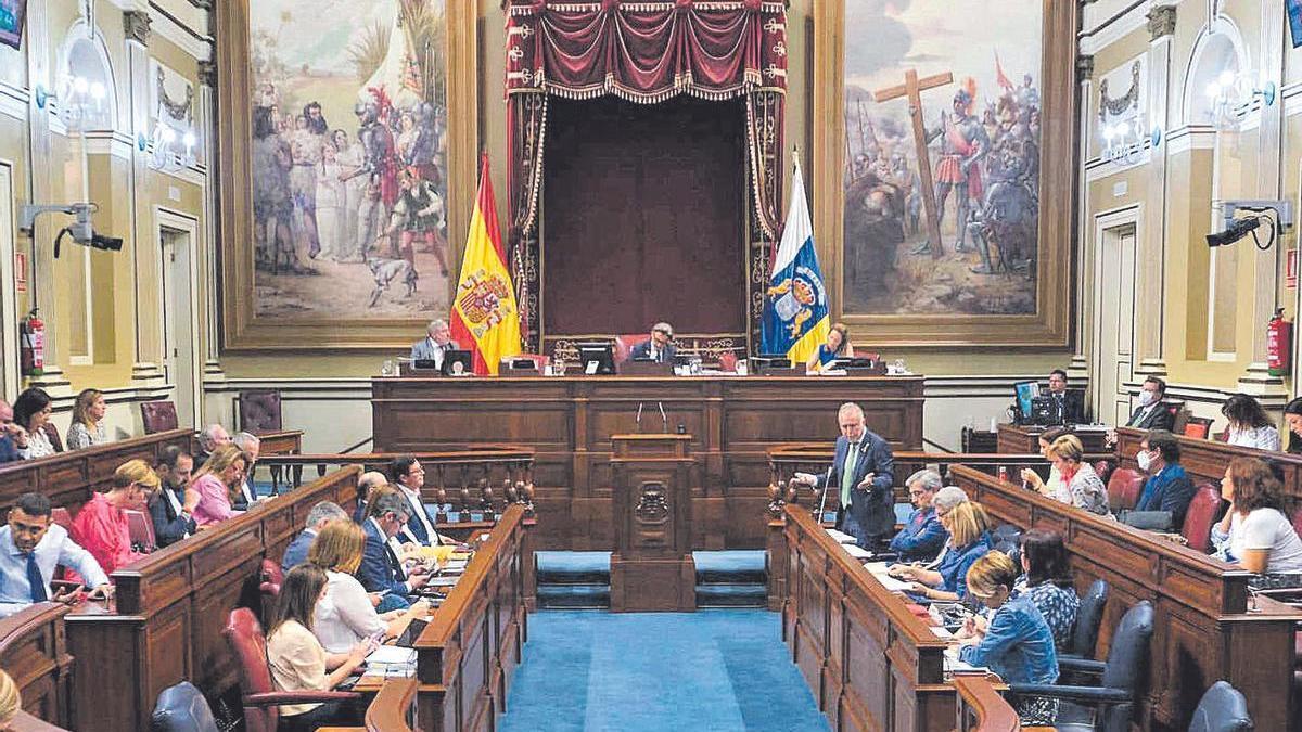 Panorámica del salón de plenos del Parlamento de Canarias durante una sesión de control al Gobierno.