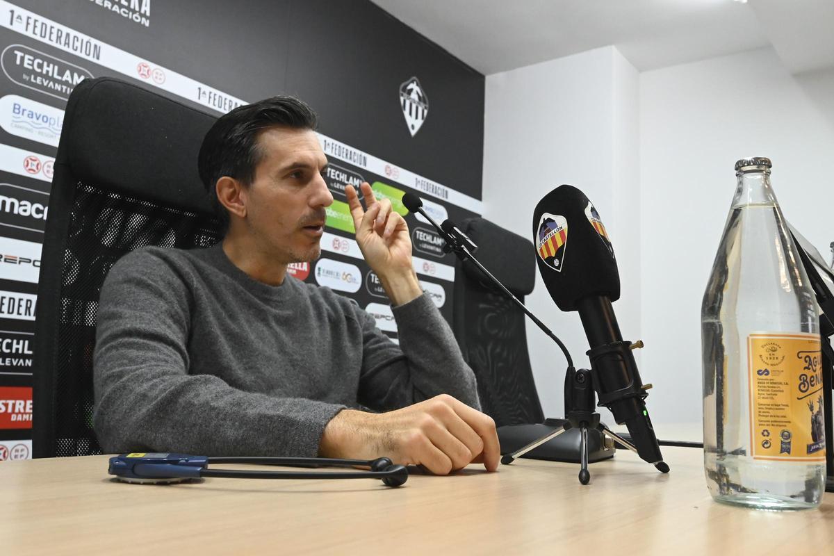 Voulgaris, en la rueda de prensa de Castalia.