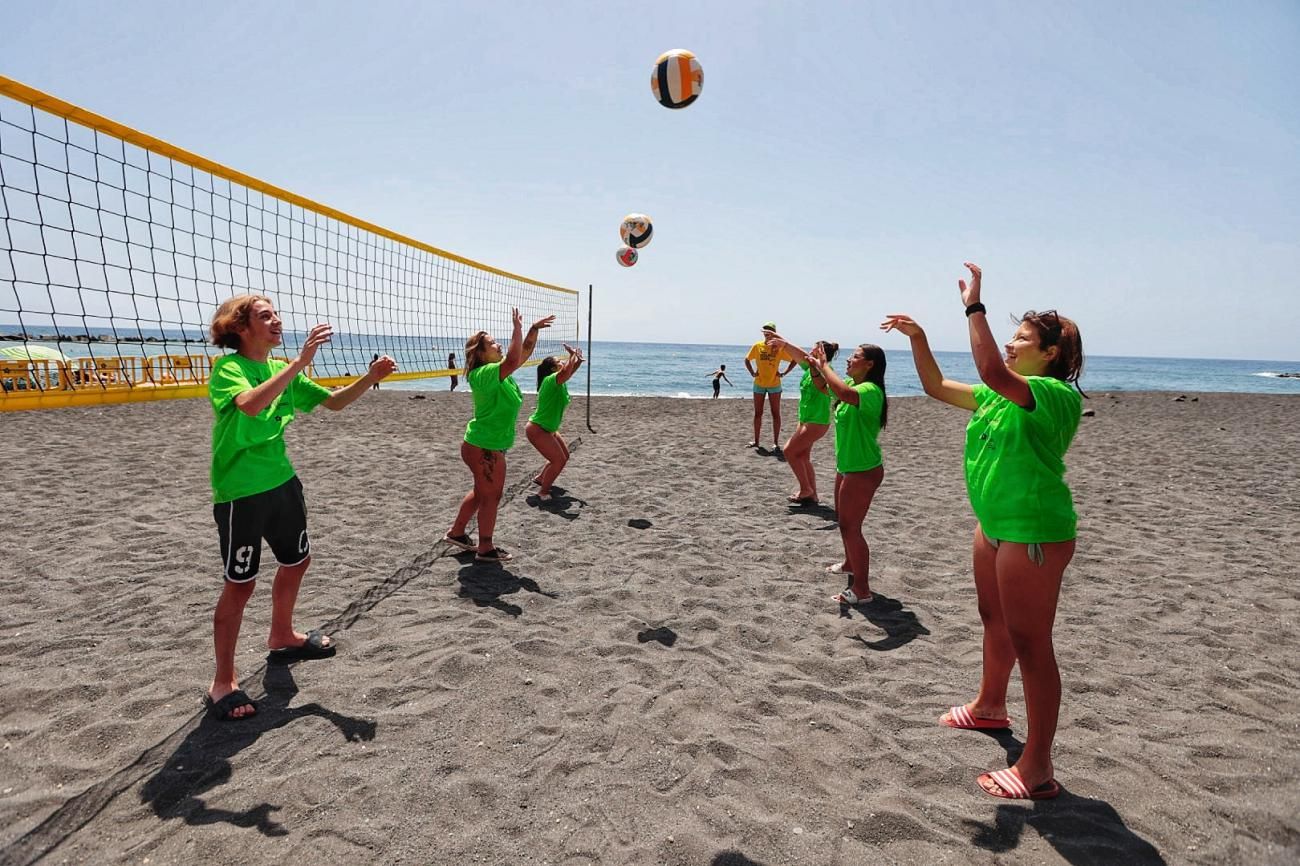 Actividades deportivas y recreativas en la playa de La Nea