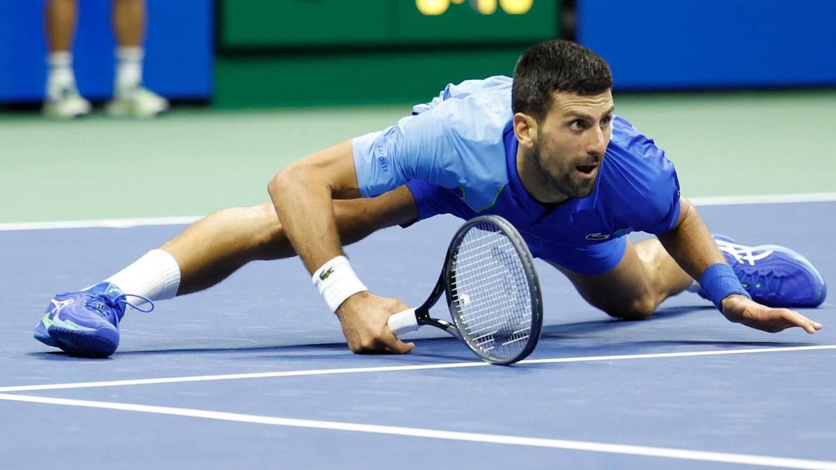 Djokovic, desde el suelo, sigue la evolución del punto.