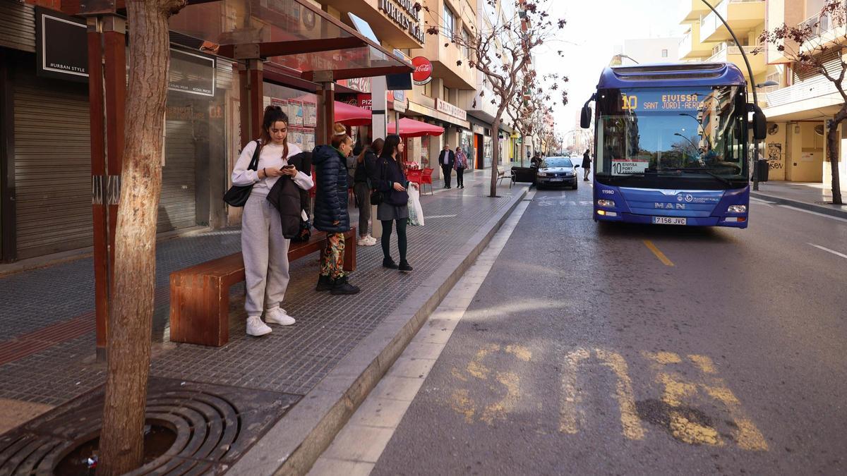 Autobús en el centro de Ibiza.