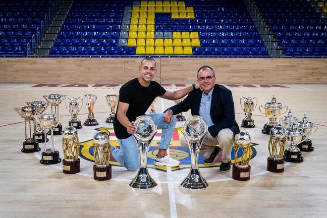 Ferrao, André Coelho y Jesús Velasco se despiden del Barça fotografiándose con todos sus trofeos.