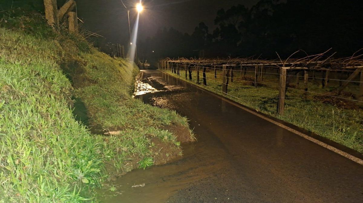 El desprendimiento sobre la carretera. |  T. Hermida