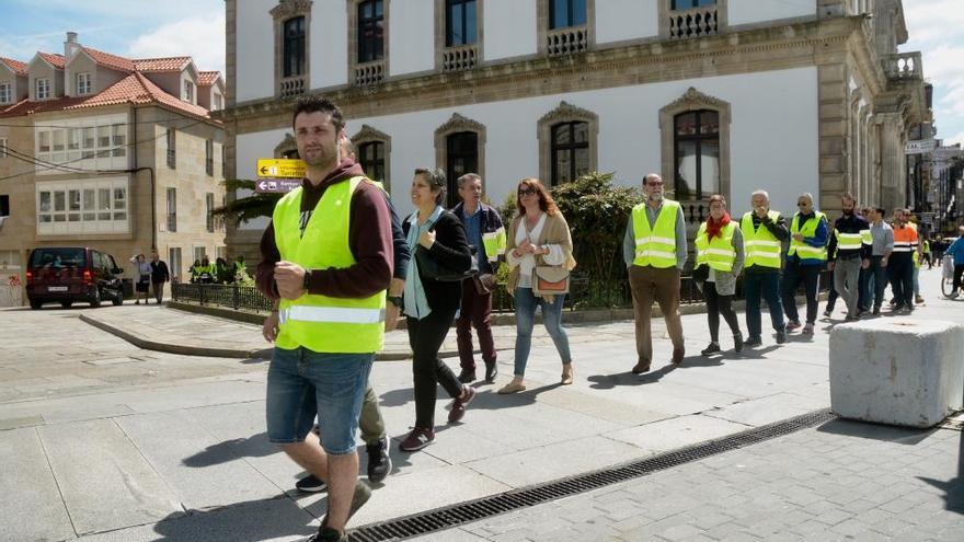 Prórroga de Ence | Cadena de chalecos amarillos y lazos verdes en Pontevedra por la continuidad de Ence