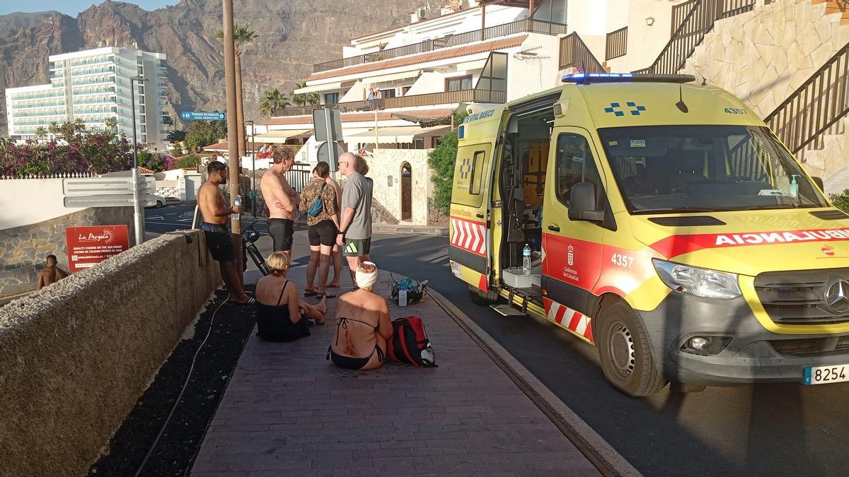 Algunos de los afectados por el golpe de mar del domingo son atendidos por los recursos sanitarios.