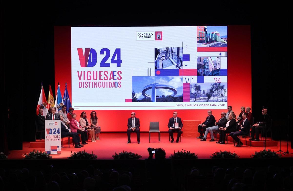 Los premiados, en el escenario durante la intervención de Caballero.
