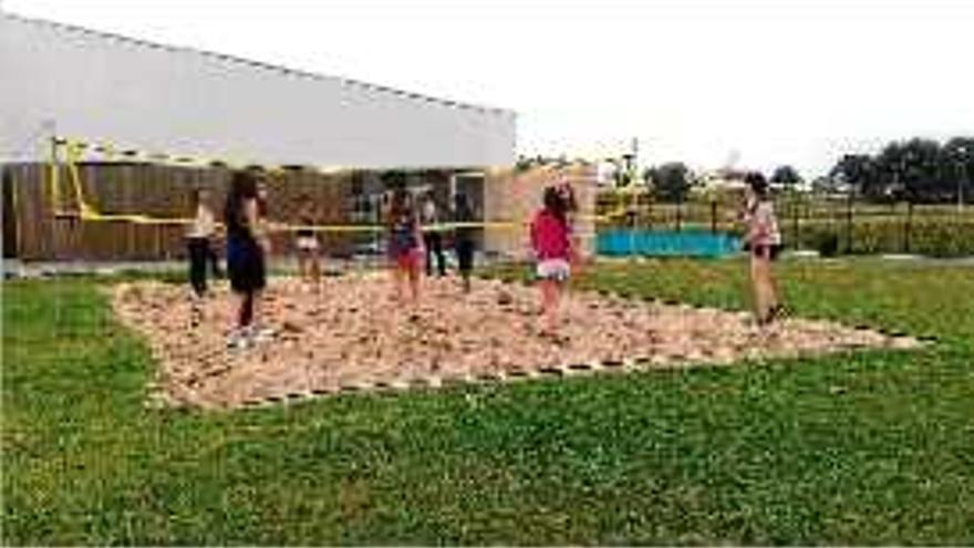 La pista de vòlei platja que es troba a la piscina municipal.