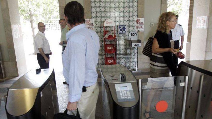 Tornos de acceso al edificio Pignatelli, en una imagen de archivo