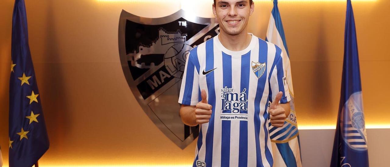 Aleix Febas posa con la camiseta del Málaga.