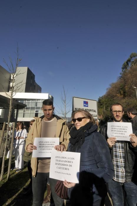 Protesta de los empleados del hospital por el despido de dos trabajadores de la cafetería