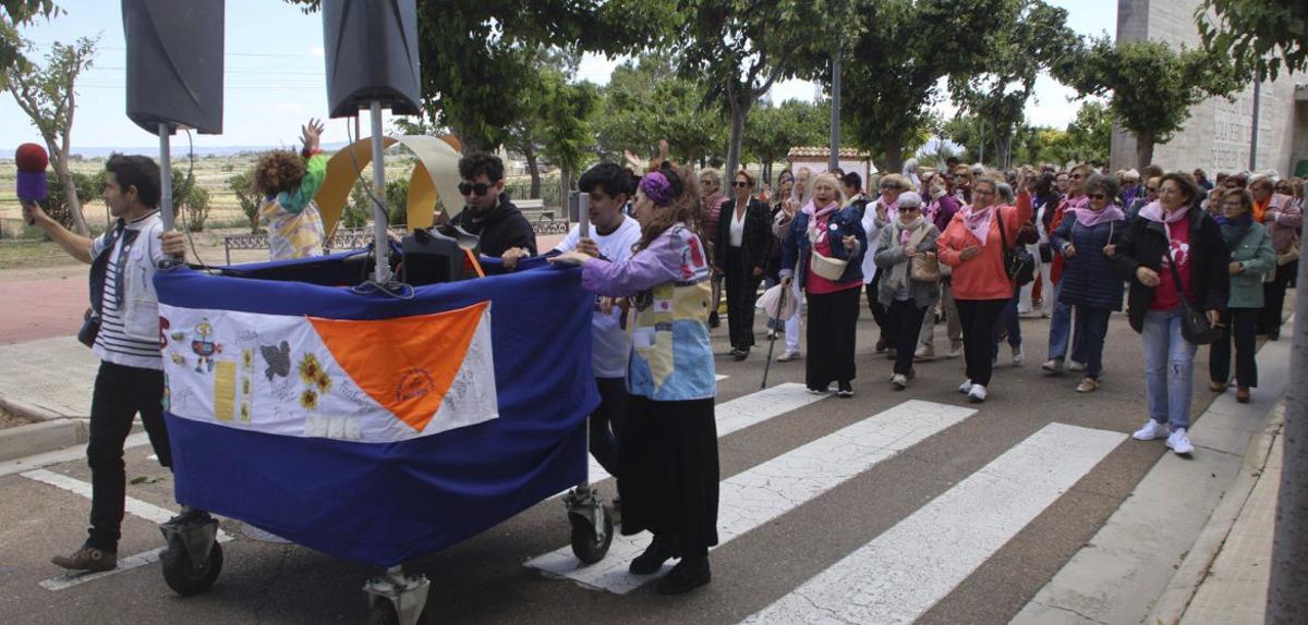El pasacalles musical llenó de color y ambiente los distintos rincones de Alagón.  |