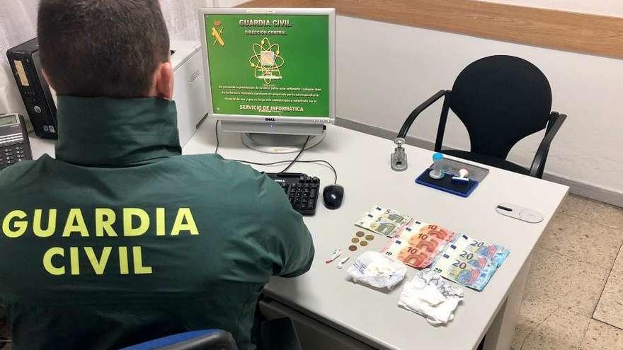 El operativo policial frente al bar. // FdV