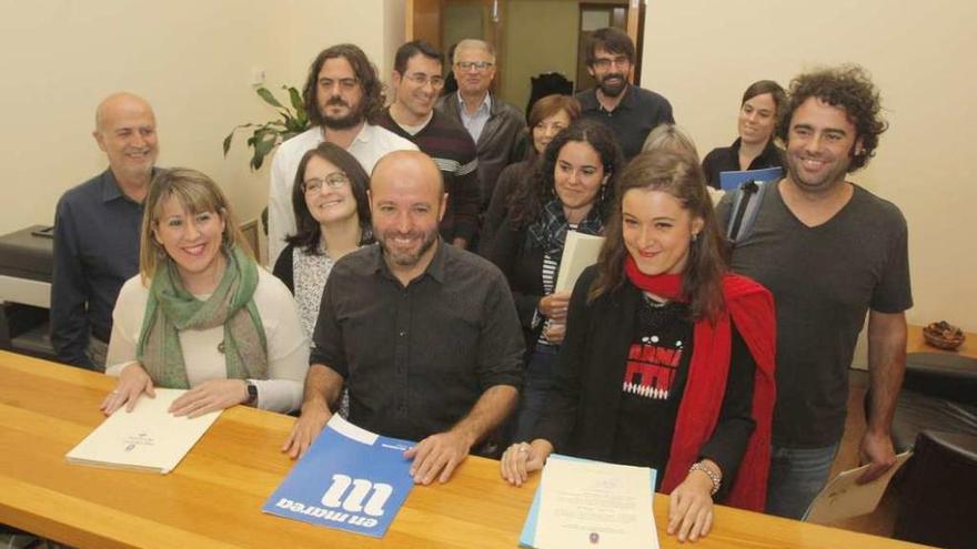 Los miembros del grupo En Marea entregan sus actas en el registro del Parlamento gallego.