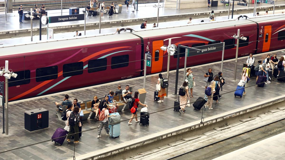 Viajeros a la espera de su tren, en la estación Delicias de Zaragoza.