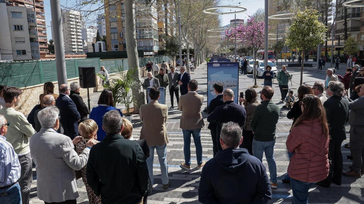 La inauguración de «El agua que impulsa Benidorm» se celebró el 22 de marzo y contó con la presencia de Jordi Azorín, Toni Cabot y Toni Pérez.