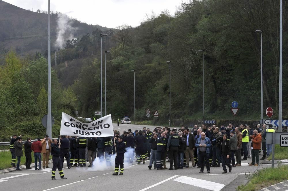 Los trabajadores de Thyssenkrupp en Mieres cortan la carretera