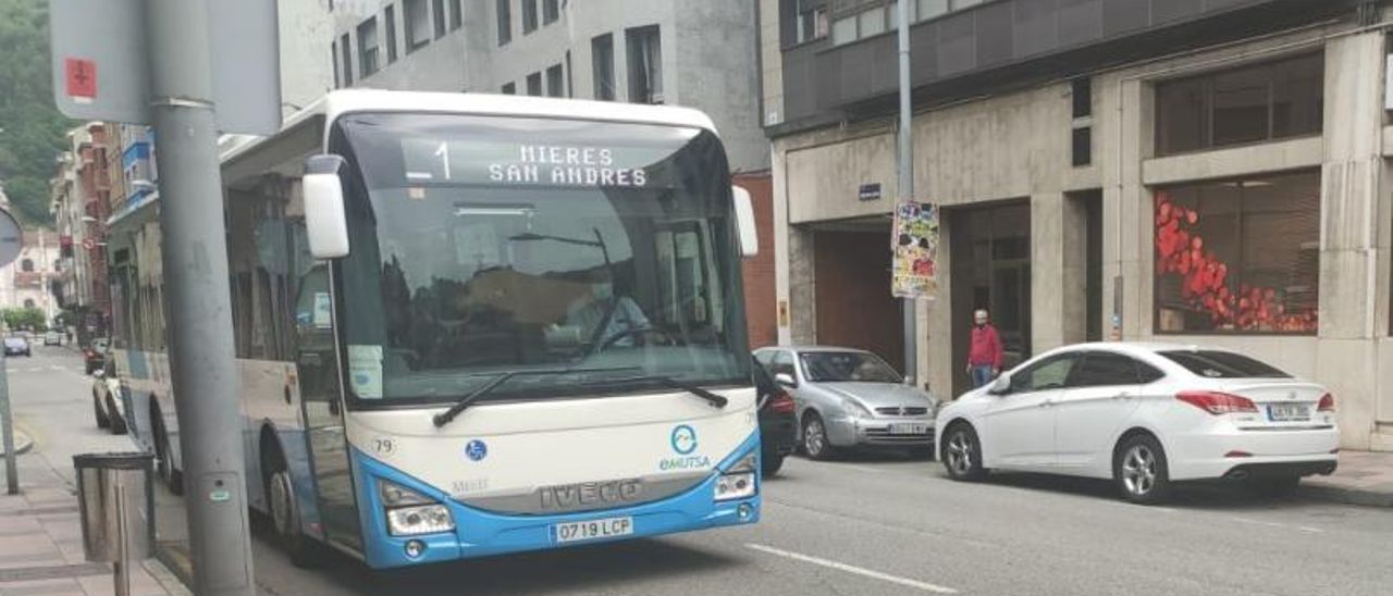 Uno de los últimos autobuses adquiridos por el Ayuntamiento, circulando ayer por la calle Teodoro Cuesta. | A. Velasco