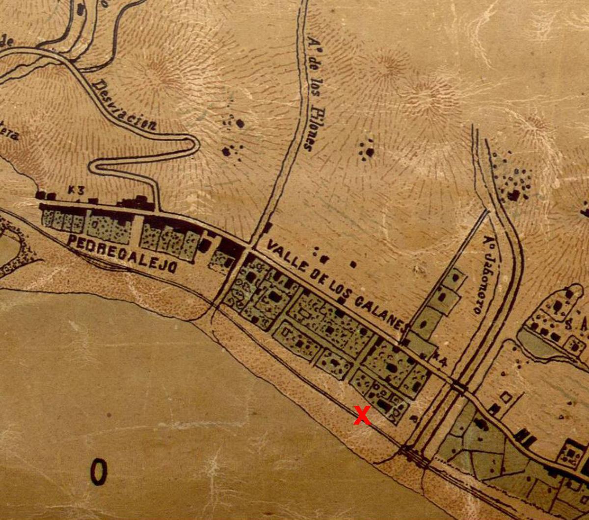 Plano de 1899 con Pedregalejo separado del Valle de los Galanes por el arroyo de los Pilones. Con una X, el emplazamiento aproximado de las letras del Ayuntamiento.