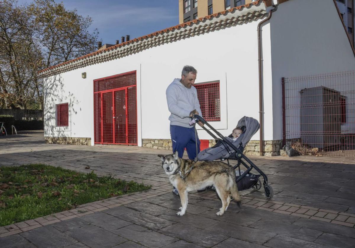 Óscar González, con su hija, Amaia, y su perro, «Sasha», ayer, junto a la casa mariñana de El Lauredal. | LUCAS CID