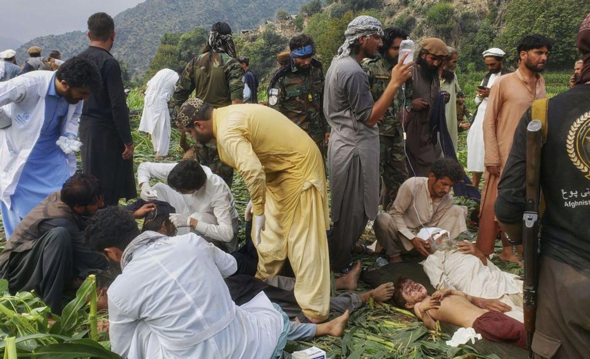 Un terratrèmol causa més de 800 morts a l’Afganistan Un terratrèmol causa més de 800 morts a l’Afganistan