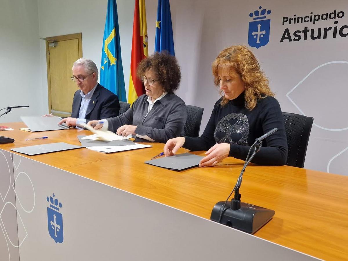 Por la izquierda, Ángel García, Marta del Arco y Lorena Villar durante la firma del convenio.