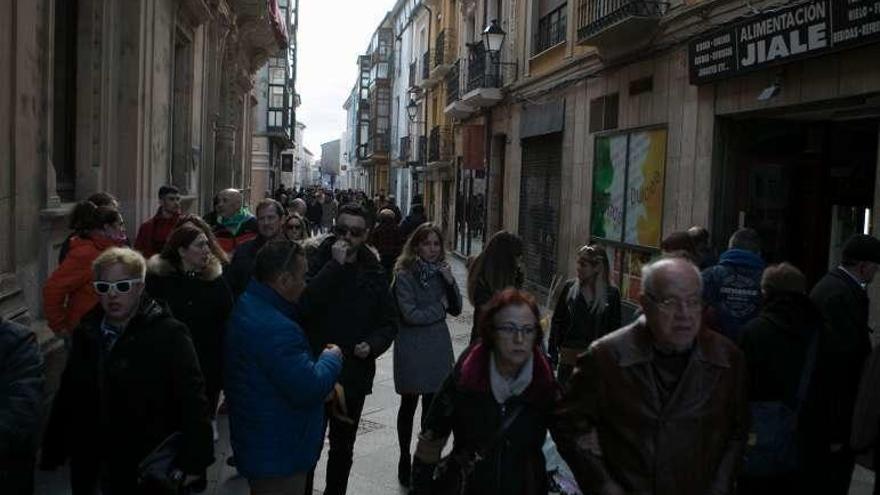 Zamoranos y turistas por la calle.