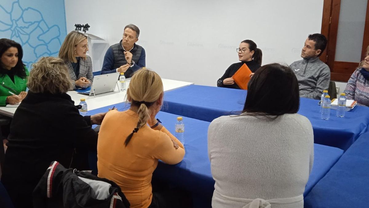 Mayte Martínez, Conchita Ruiz y Fulgencio Gil, con integrantes de la Asociación de Padres de Atención Temprana de Lorca.