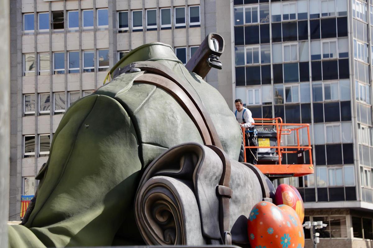 El corazón de las Fallas se levanta: avanza el montaje de la falla municipal de València El corazón de las Fallas se levanta: avanza el montaje de la falla municipal de València
