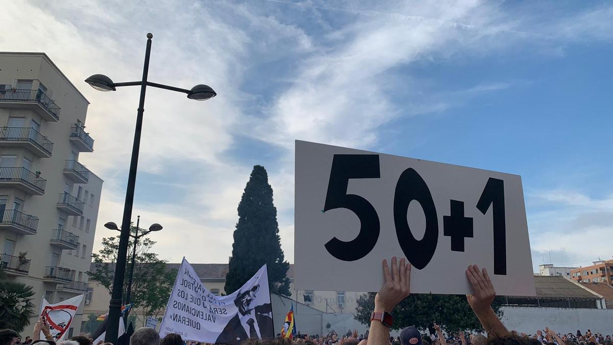 Las imágenes de la marcha de la afición valencianista contra Lim