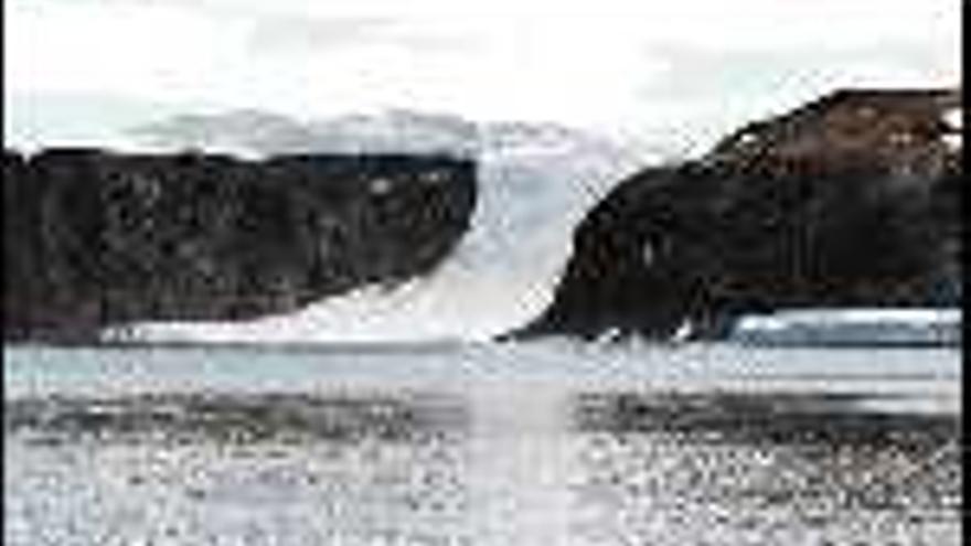 Las plataformas antárticas Larsen A y Larsen B, afectadas por el deshielo. / efe