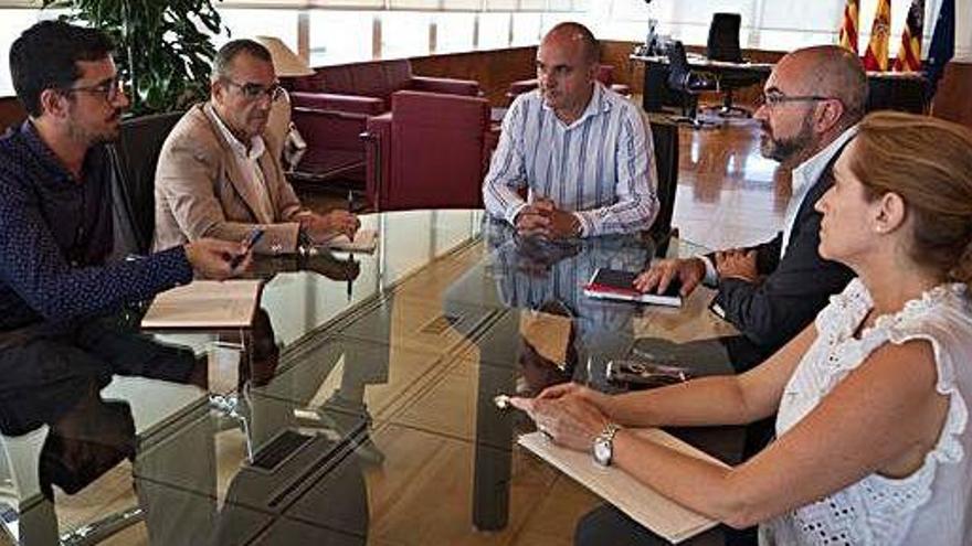 Un momento de la reunión mantenida ayer entre Juan Pedro Yllanes y Vicent Marí en el Consell de Ibiza.